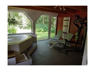 Saunabereich mit Whirlpool