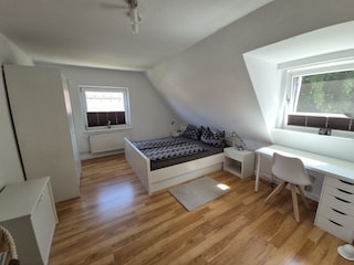 Schlafzimmer 1