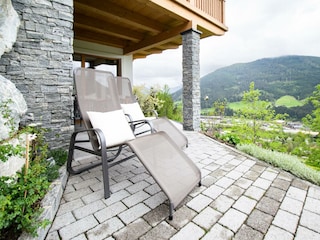 Terrasse mit Liegestühlen