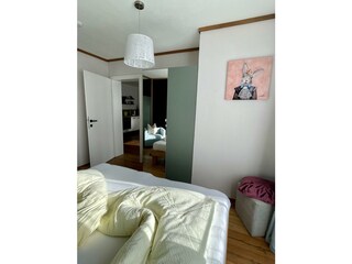 Schlafzimmer mit Spiegelschrank