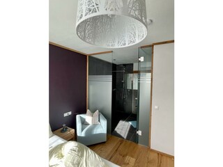 Schlafzimmer mit Zugang ins Bad