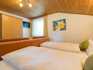 Kinderbett sowie Babyausstattung vorhanden