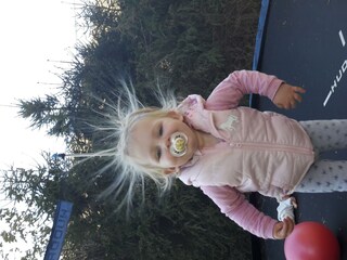 Im Garten befindet sich ein großes Trampolin.