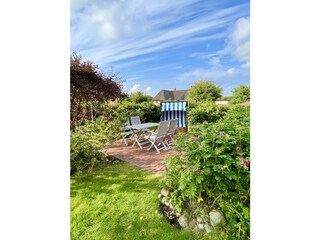 Blick auf die Terrasse mit dem Strandkorb