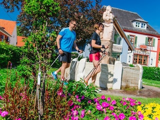 Vorderansicht Hotel mit Walther Brunnen