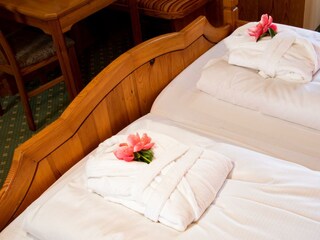 Bademantel im Doppelbett