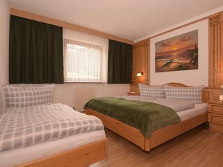 TOP 2  Schlafzimmer f. 3 Pers.