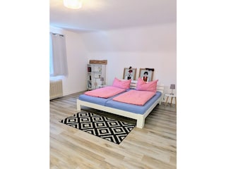 großes Schlafzimmer mit Doppelbett