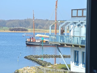 Schiffsverkehr vor dem Haus