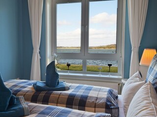 Blick vom Bett aufs Wasser