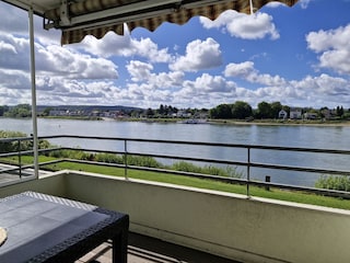 Blick vom überdachten Balkon