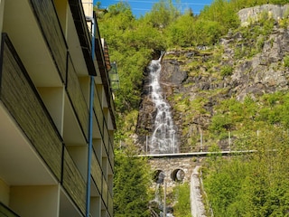 Wasserfall (hinter dem Haus)