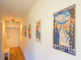 Flur mit Tür zu Schlafzimmer 1 und Badezimmer 1