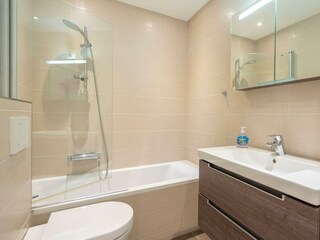 Badezimmer 1 - mit Badewanne