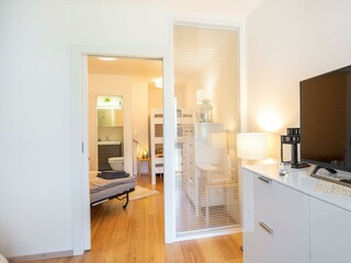 Wohnzimmer mit Blick in Schlafzimmer 2