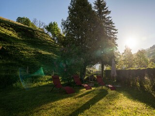 Liegewiese und Garten