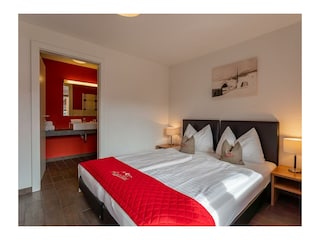 schlafzimmer-mit-bad-im-apartment-comfort