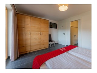 schlafzimmer-mit-bad-ferienwohnung-mit-4-schlafzim