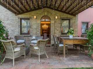 Villa Monticelli – Veranda mit Sitzbereich im Freien