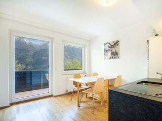 Küche, Esstisch und Blick auf Balkon