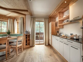 Küche und Wohnraum in der großen Almsuite