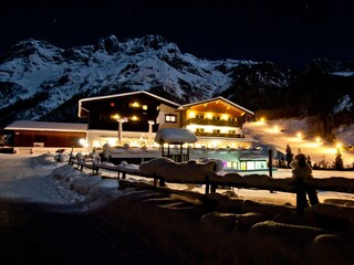 Lämmerhof im Winter bei Nacht