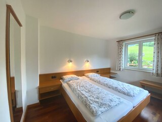 Schlafzimmer mit Doppelbett