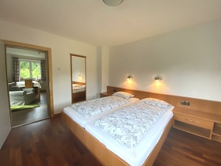 Schlafzimmer mit Doppelbett