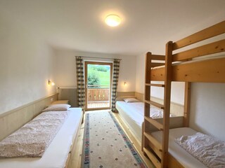 Schlafzimmer mit zwei Einzelbetten & Stockbett