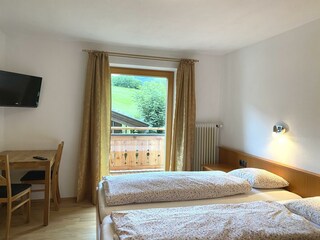 Schlafzimmer mit Doppelbett