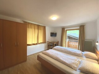 Schlafzimmer mit Doppelbett