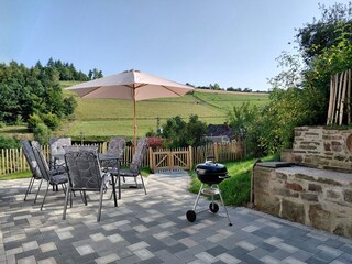 Terrasse mit Holzkohlegrill