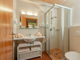 hotel-unterreith_baumzimmer_Bad-Baum-3