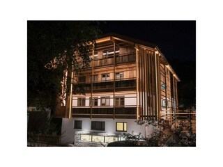 Atelier Garni Astei nachts beleuchtet