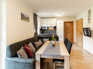 Apartementküche mit bequemer Couch