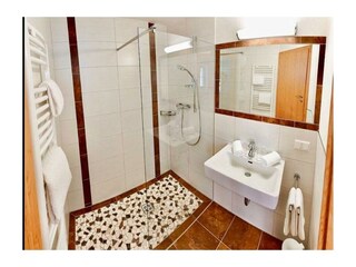 Schönes Badezimmer mit Dusche und Waschbecken