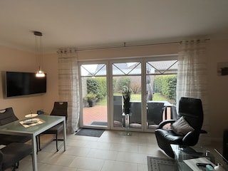 Wohnbereich mit Relaxsessel und TV