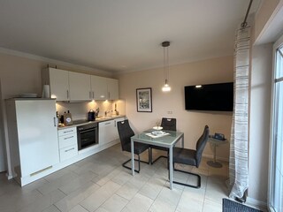 Küchenzeile mit Essecke u. TV