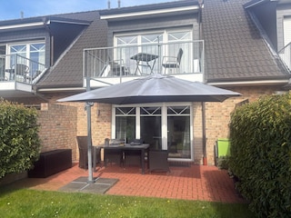 Terrasse mit Ampelschirm