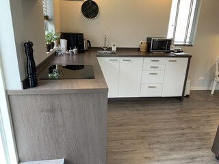 Die voll ausgestattete offene Küche