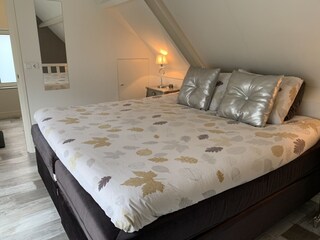 Das Schlafzimmer mit angrenzendem Badezimmer