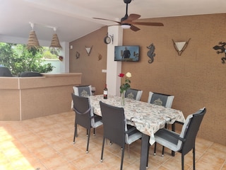 Außenterrasse mit Gasgrill, Pizzaofen und Fernseher
