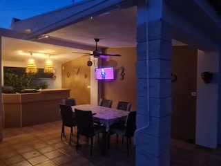 Untere Terrasse mit TV