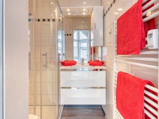 Badezimmer / Waschbecken /Dusche/WC