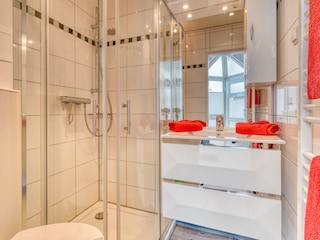 Badezimmer/Waschbecken/Dusche/WC