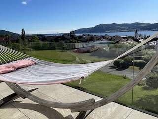 Terrasse mit Hängematte und Blick auf Nussdorf und See