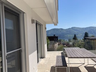 Terrasse mit Blick auf Attersee und Berge