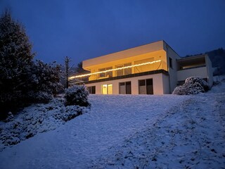 Haus bei Nacht im Winter
