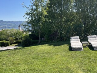 Garten mit Liegebetten und Blick nach Nussdorf und See