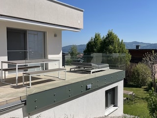 Terrasse mit Aussentisch und Aussenbett